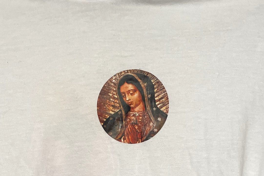 Camiseta con la Virgen de Guadalupe estampada