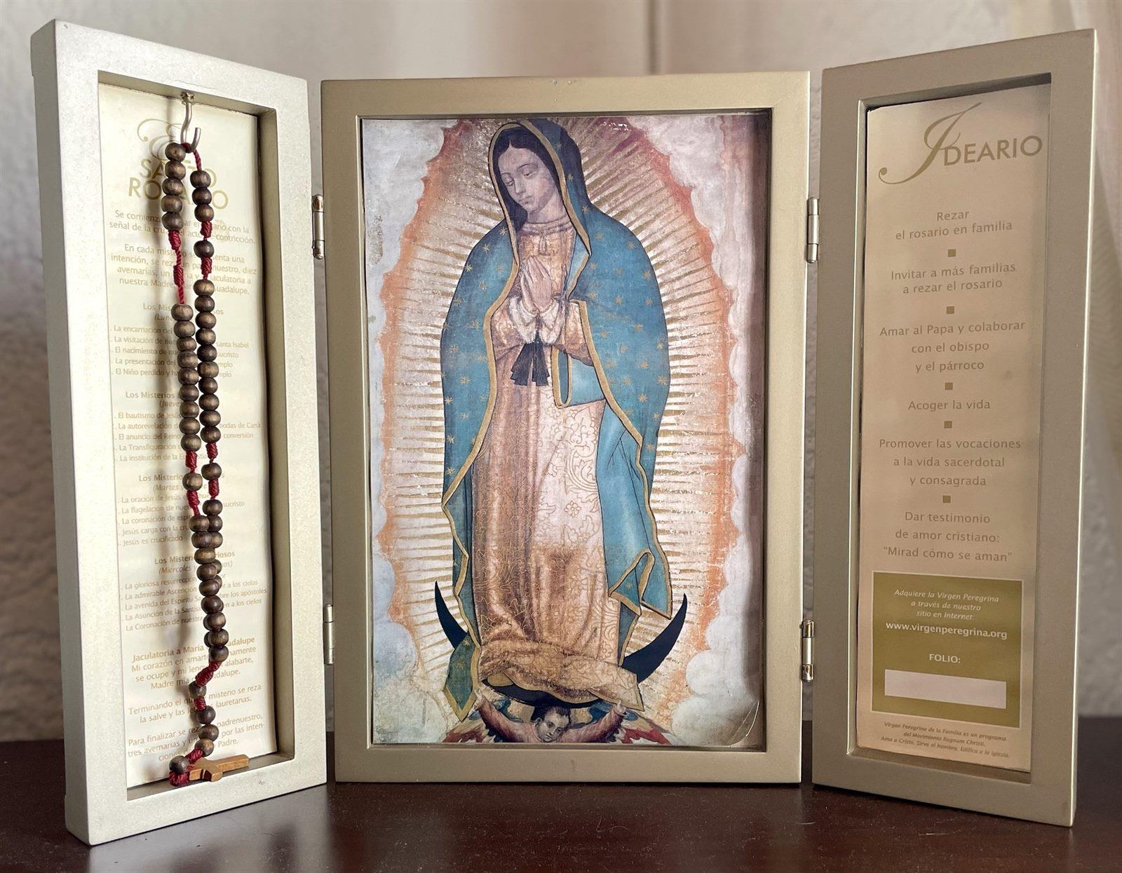 Retablo de la Virgen Peregrina con rosario e ideario
