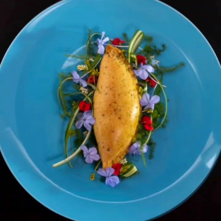 Fotografía gastronómica de un plato con flores