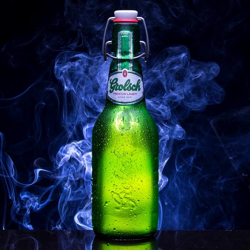 Fotografía de producto de una cerveza con humo