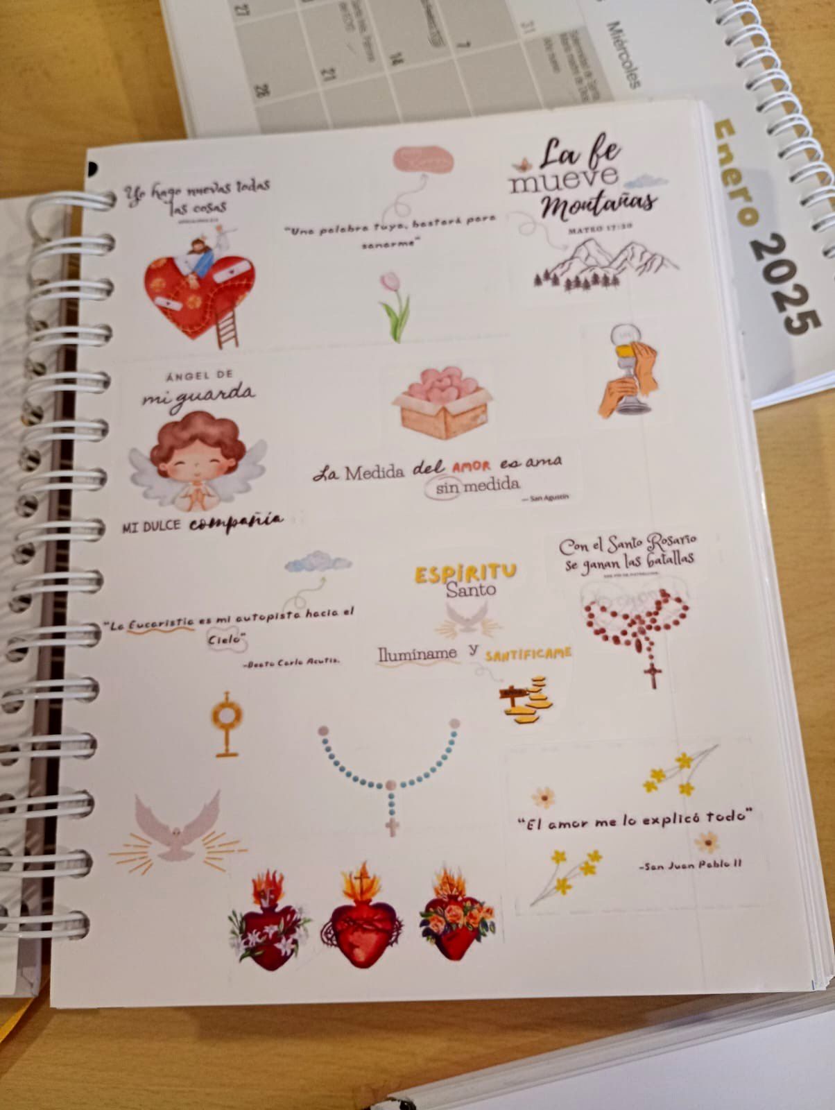 Agenda 2025 con hoja de stickers de fe