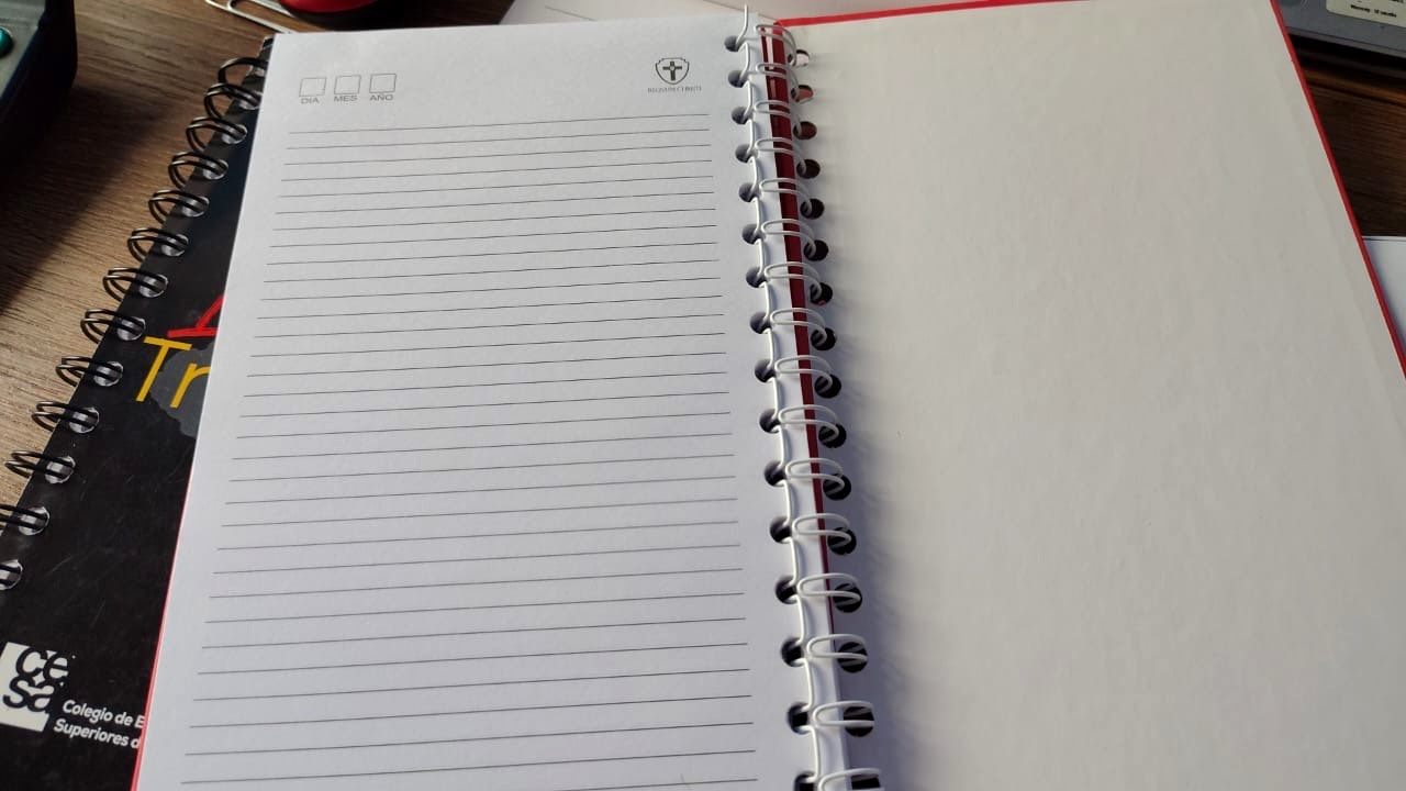 Interior de cuaderno con hojas personalizadas