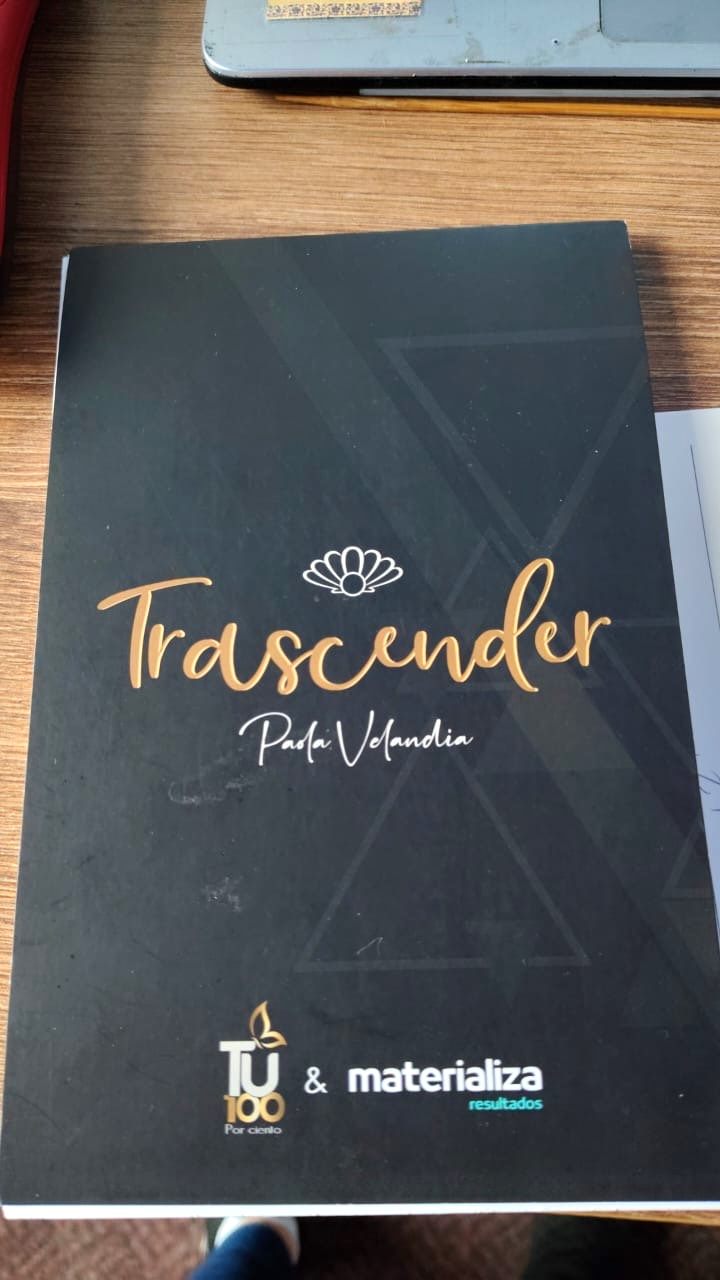 Cuaderno Trascender con letras doradas