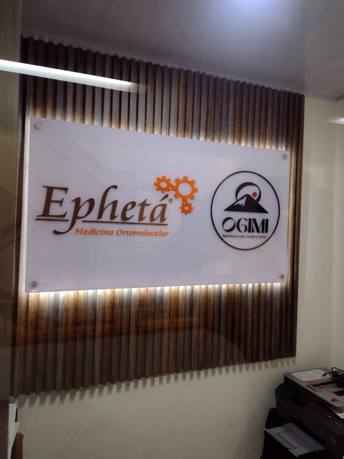 Aviso interior de Epheta y Ogimi con luz LED