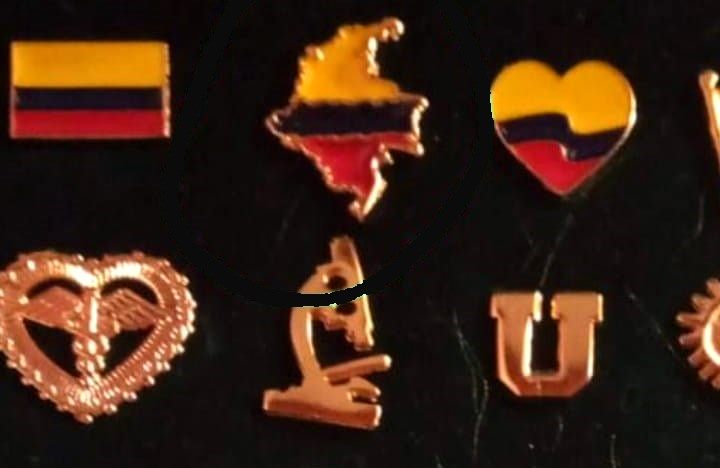 Pines metálicos con la bandera y el mapa de Colombia