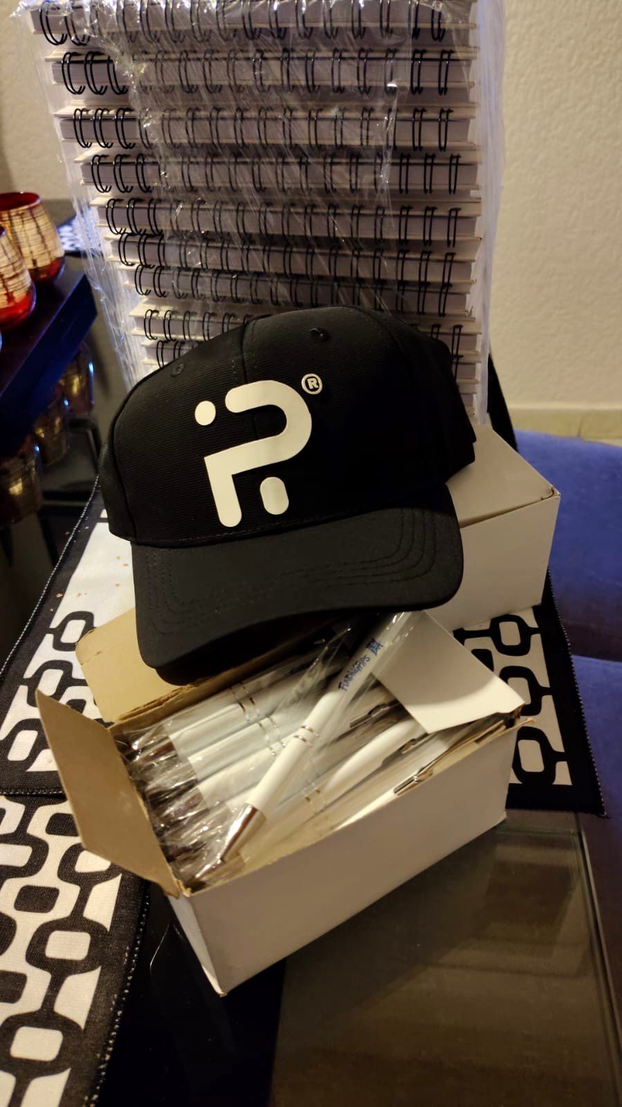 Gorra, esferos y cuadernos FundingPips