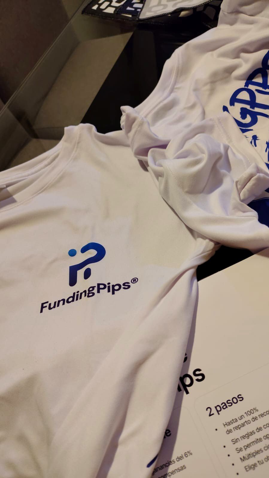 Camiseta blanca FundingPips