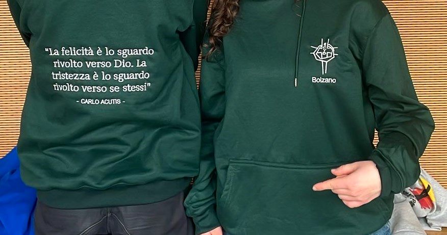 Hoodies verdes con frase de Carlo Acutis en la espalda