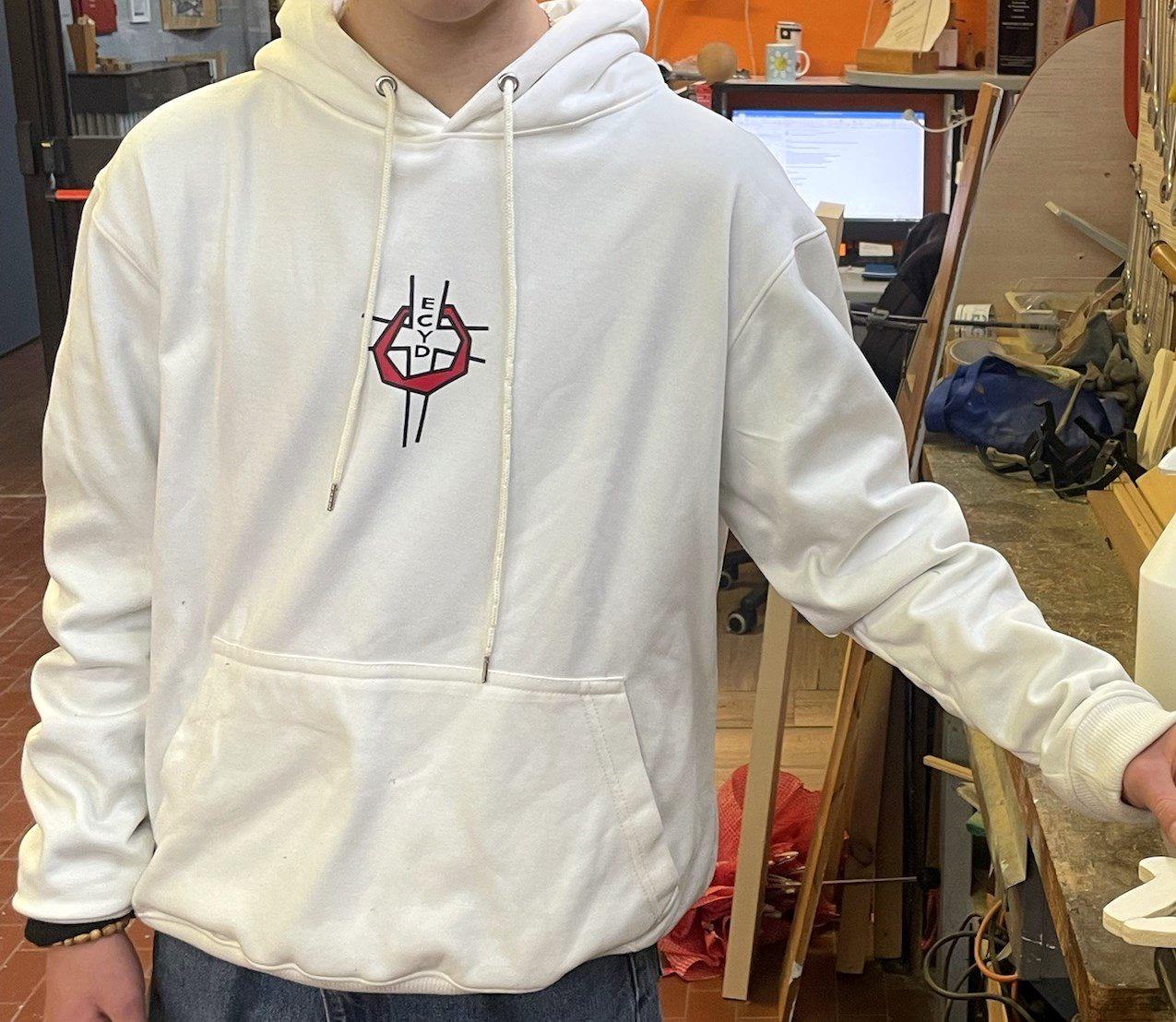Hoodie blanco con logo estampado en el pecho
