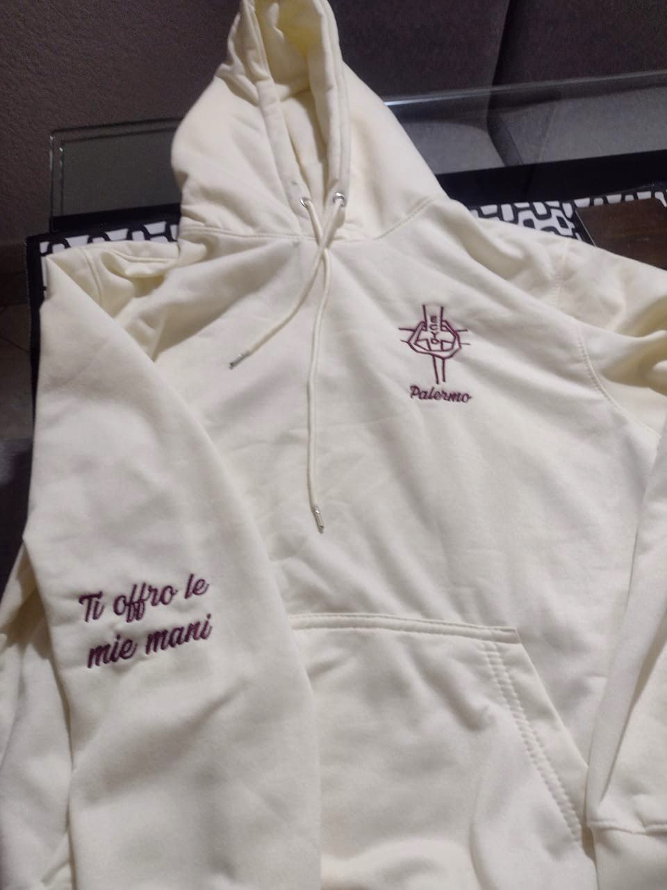 Hoodie crema con bordado en pecho y manga