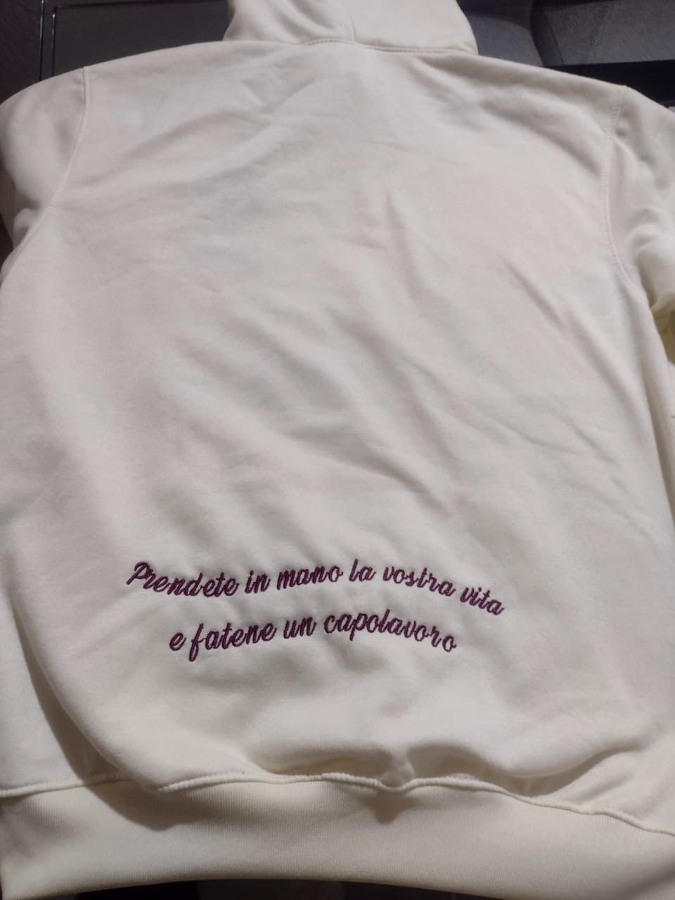 Espalda de hoodie con frase bordada