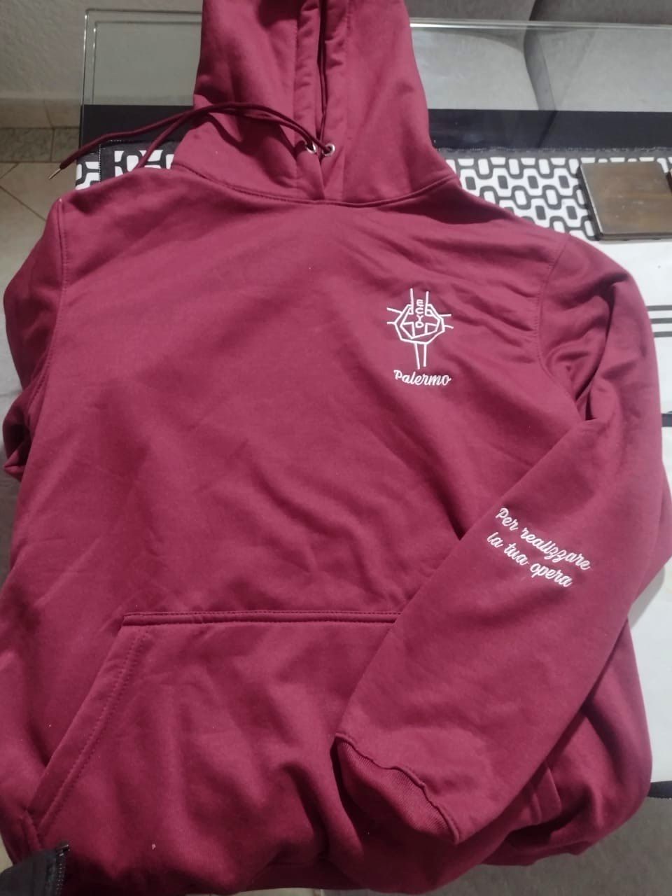 Hoodie vino tinto con bordado blanco