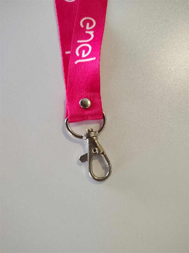 Cinta portacarnet personalizada, detalle de cierre