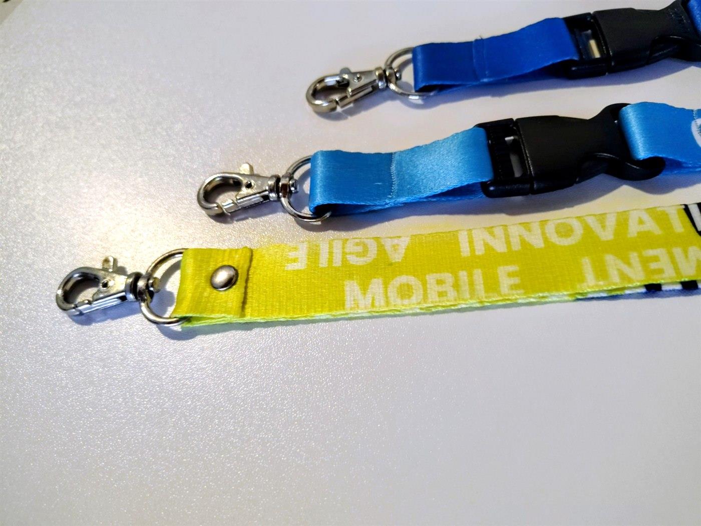 Cintas portacarnets personalizadas de distintos colores, primer plano