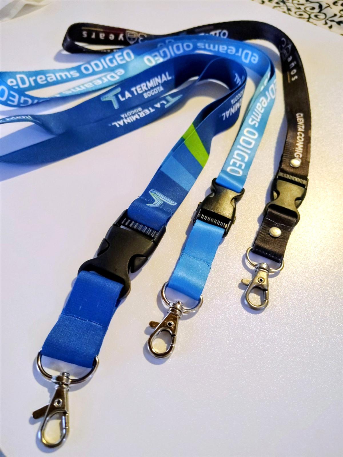 Cintas portacarnet personalizadas con distintos broches y mosquetones, primer plano